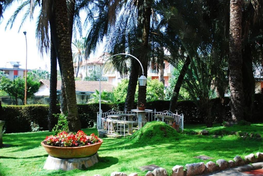 Affascinante Bilocale Con Piscina Lejlighed Bordighera Eksteriør billede